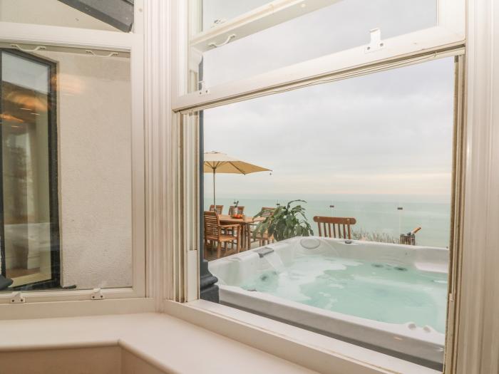 Cliffhanger, Hastings, East Sussex. Six-bedroom home with private roof terrace & hot tub. Near beach