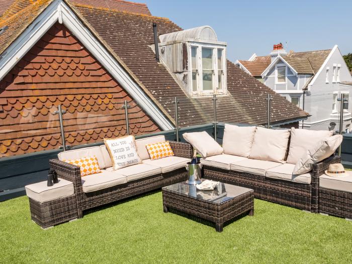 Cliffhanger, Hastings, East Sussex. Six-bedroom home with private roof terrace & hot tub. Near beach