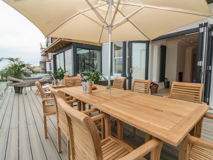 Cliffhanger, Hastings, East Sussex. Six-bedroom home with private roof terrace & hot tub. Near beach