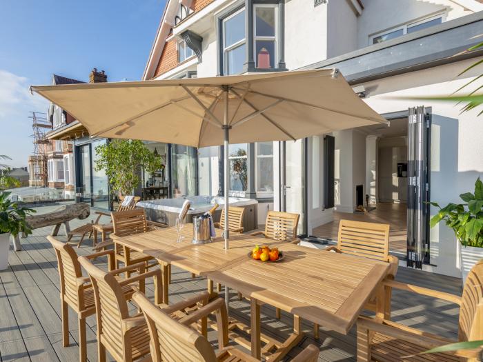 Cliffhanger, Hastings, East Sussex. Six-bedroom home with private roof terrace & hot tub. Near beach