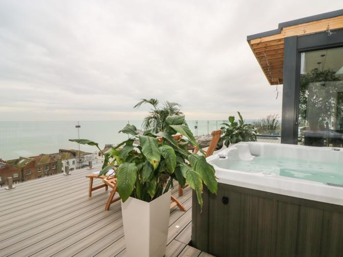 Cliffhanger, Hastings, East Sussex. Six-bedroom home with private roof terrace & hot tub. Near beach