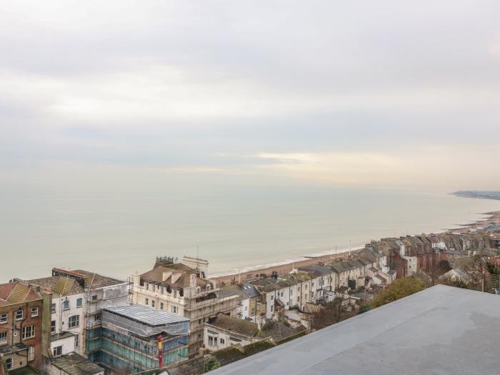 Cliffhanger, Hastings, East Sussex. Six-bedroom home with private roof terrace & hot tub. Near beach