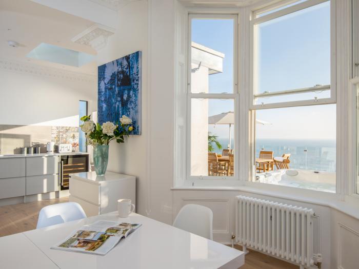 Cliffhanger, Hastings, East Sussex. Six-bedroom home with private roof terrace & hot tub. Near beach