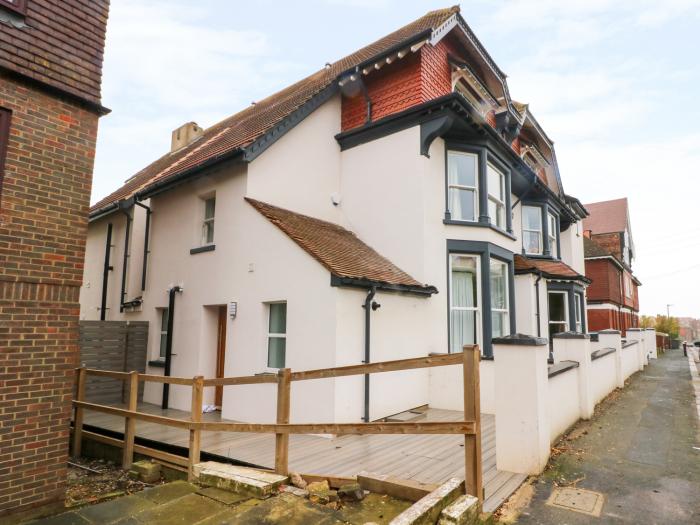 Cliffhanger, Hastings, East Sussex. Six-bedroom home with private roof terrace & hot tub. Near beach