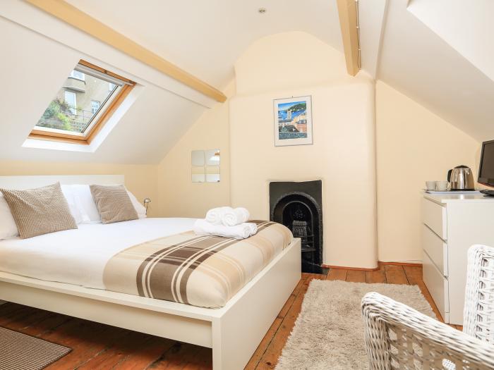 The Retreat, Dartmouth, Devon family-friendly, pet-friendly, multi-level garden and roadside parking