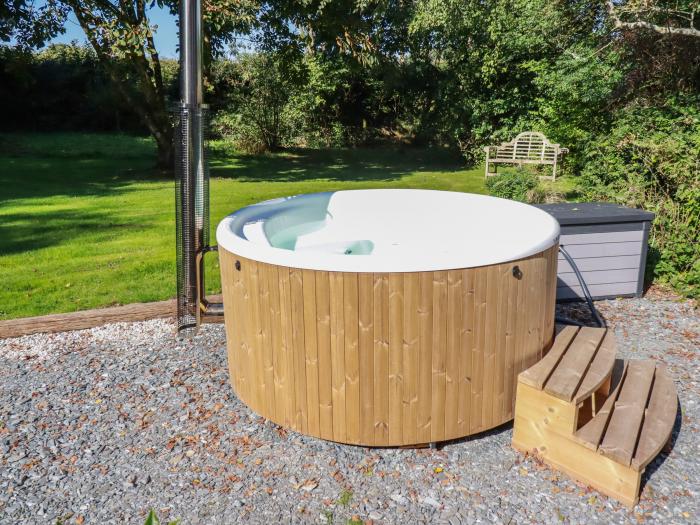 Woodcutters, Rezare near Launceston, Cornwall, Near the Dartmoor National Park, Hot tub, WiFi, 2 bed