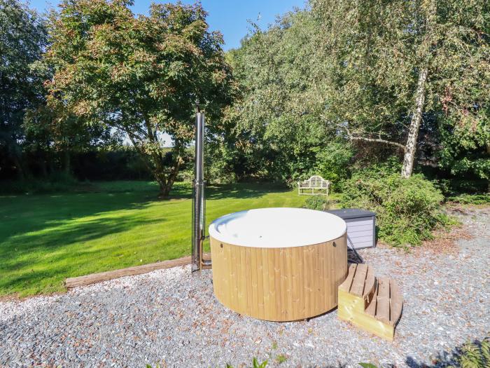 Woodcutters, Rezare near Launceston, Cornwall, Near the Dartmoor National Park, Hot tub, WiFi, 2 bed