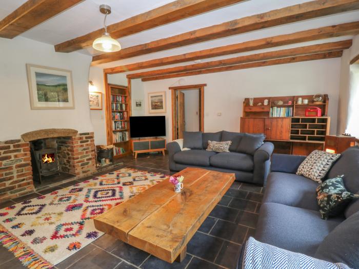 Woodcutters, Rezare near Launceston, Cornwall, Near the Dartmoor National Park, Hot tub, WiFi, 2 bed