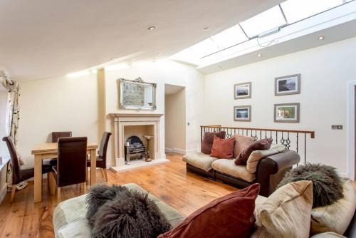 ALTIDO Prestigious Location - Quintessential Mews House, Edinburgh, Midlothian