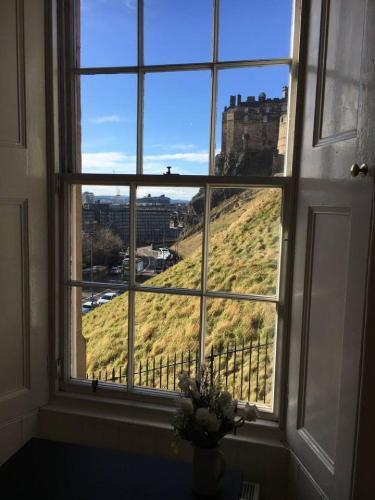 Castle Wynd - Historic Edinburgh Castle Views Central Apartment, Edinburgh, Midlothian