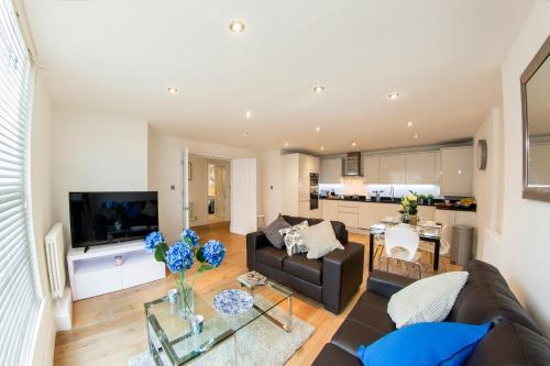 Finchley Central - Luxury 2 bed ground floor apartment