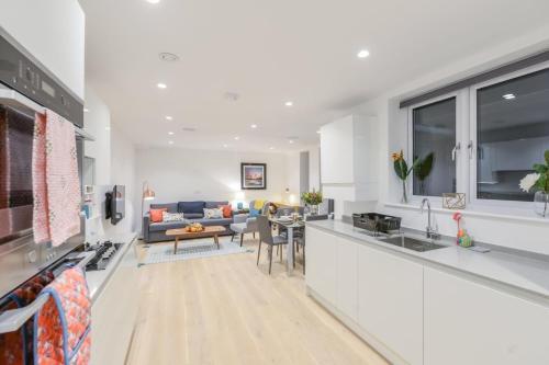 Fabulous Stay in Modern Apartment - West London Luxury, London, London