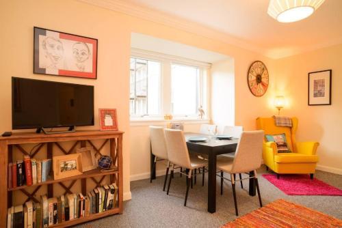 ALTIDO Royal Mile Apartment with Free Parking!, Edinburgh, Midlothian