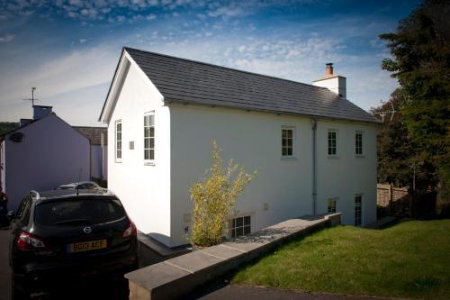 The Old Post Office with Parking & River Walk to the Sea