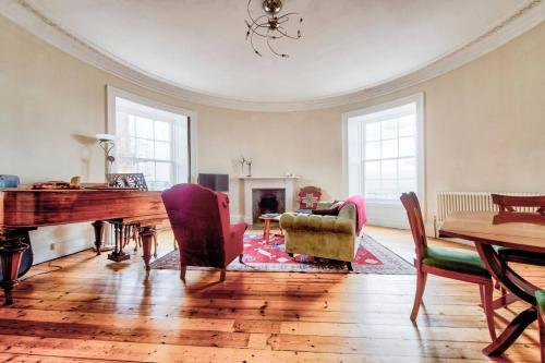 ALTIDO Spacious & Elegant Apt by St Andrew Square w View, Edinburgh, Midlothian