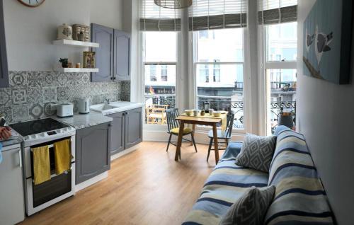 Striking Seaside One Bed Balcony Flat in Brighton, Brighton, East Sussex