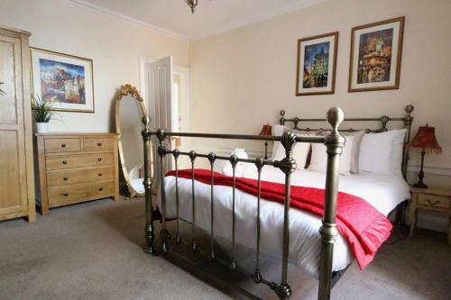 ALTIDO Perfect Location - Stylish 2bd Rose St Apartment, Edinburgh, Midlothian