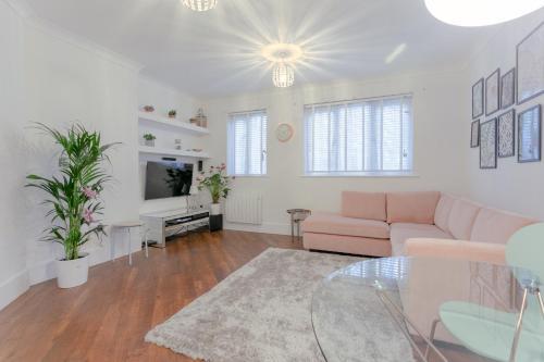 Refurbished 2 Bedroom Flat in Haggerston, London, London