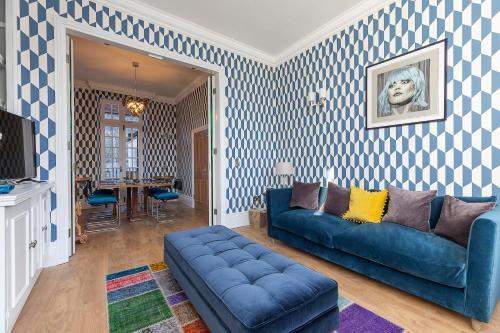 Extraordinary 3BR house in Notting Hill with patio