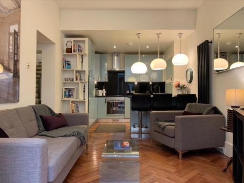 Hyde Park W2 3 bedroom flat with patio - as seen on TV's House Hunters Int'l, London, London