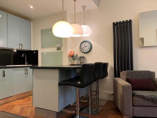 Hyde Park W2 3 bedroom flat with patio - as seen on TV's House Hunters Int'l