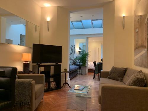 Hyde Park W2 3 bedroom flat with patio - as seen on TV's House Hunters Int'l