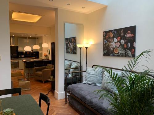 Hyde Park W2 3 bedroom flat with patio - as seen on TV's House Hunters Int'l