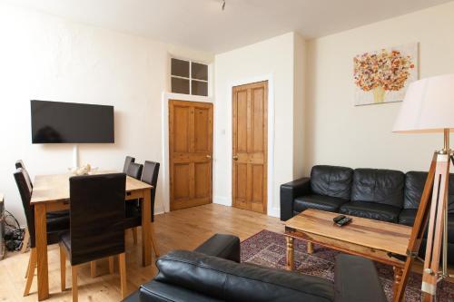 Cozy Apartment Beside Edinburgh Castle!!!, Edinburgh, Midlothian