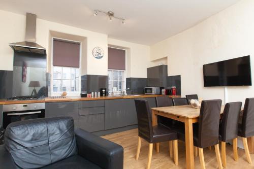 Cozy Apartment Beside Edinburgh Castle!!!