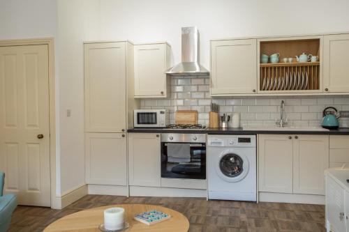 Stylish Apartment Close To Gloucester Quays & Docks