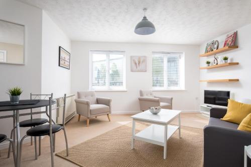 Lloyd Close Cheltenham - Close to Town Centre & GCHQ, Cheltenham, Gloucestershire