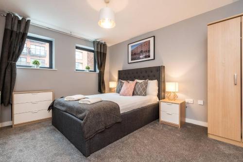 Stylish Liverpool Central Apartment - Sleeps 8!