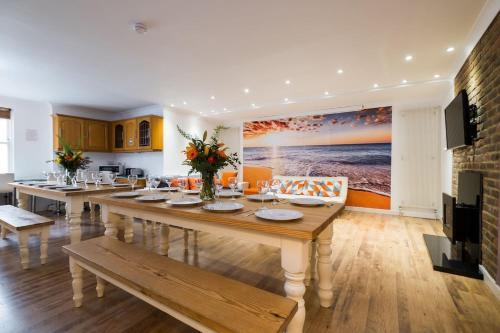 Super stylish group house by the sea - sleeps 20!, Brighton, East Sussex