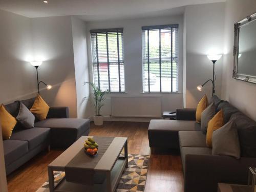 Two Bed Flat in Bush Hill Park, London, London