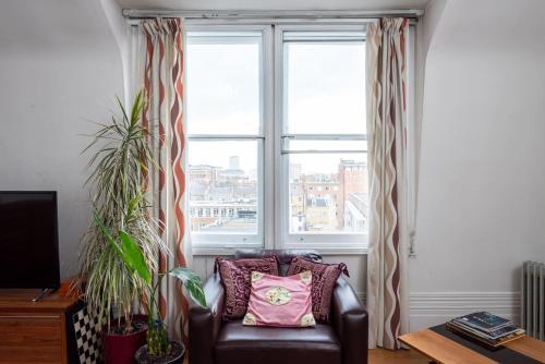 Flat in the heart of London for 6 guests by GuestReady, London, London