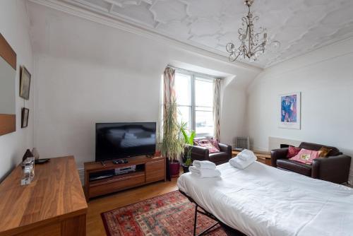 Flat in the heart of London for 6 guests by GuestReady