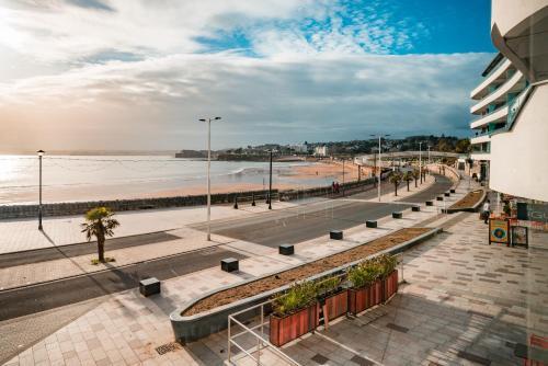 Sandybanks Loft - Penthouse Seaview Apartment on Promenade, Torquay, Torquay, Devon