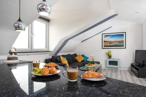 Sandybanks Loft - Penthouse Seaview Apartment on Promenade, Torquay