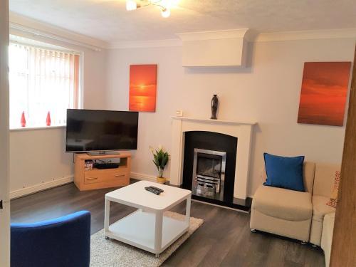 Penllech House - Huku Kwetu Notts - 3 Bedroom Spacious Lovely and Cosy with a Free Parking- Affordable and Suitable to Group Business Travellers