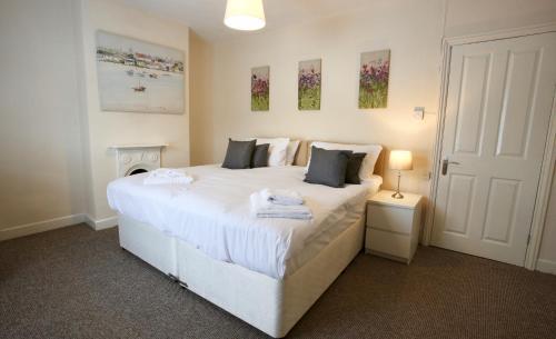 Free parking, Cosy House in the Center of Taunton! Sleeps 6 people!