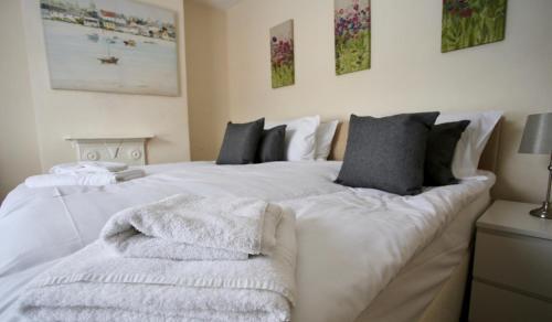 Free parking, Cosy House in the Center of Taunton! Sleeps 6 people!