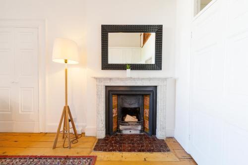 Elegant Period Clifton Balcony Apt - Simply Check In