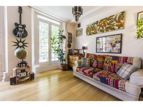 Colourful & Spacious Apartment with Private Terrace in Oval, London, London