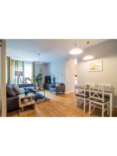 Holyrood Road · Central, Stylish + Modern Apt, 1BR (Free Parking), Edinburgh, Midlothian