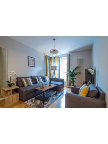 Holyrood Road · Central, Stylish + Modern Apt, 1BR (Free Parking)