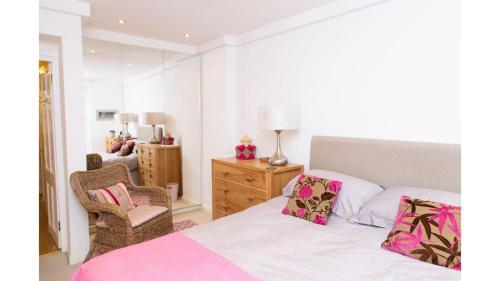 Victoria Station -Two Bedroom Garden Apartment, London, London