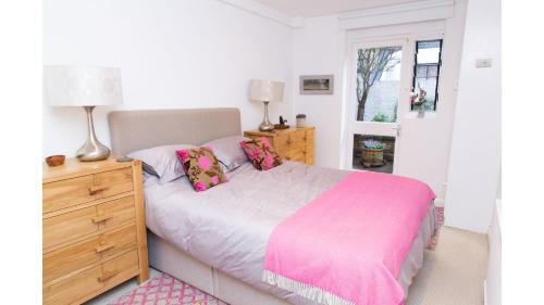 Victoria Station -Two Bedroom Garden Apartment