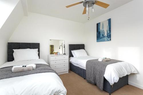 LARGE Contractor Accommodation! - SMART TV - COMFY BEDS - GARDEN - 4 Single Beds or 2 Doubles!