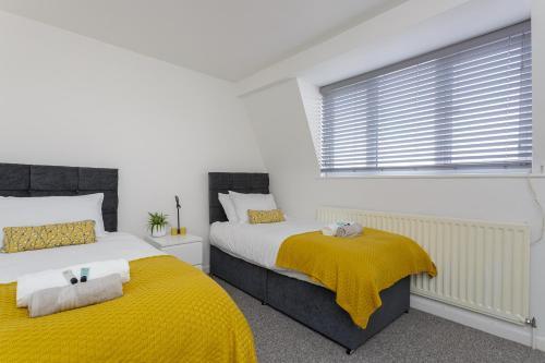 LARGE Contractor Accommodation! - SMART TV - COMFY BEDS - GARDEN - 4 Single Beds or 2 Doubles!