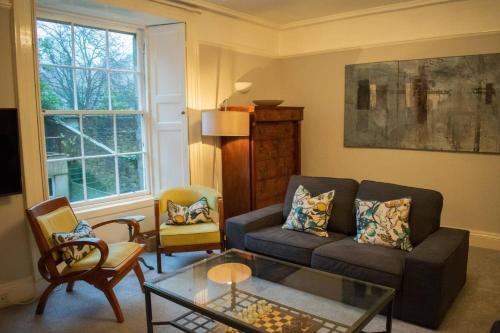 Traditional Homely 2 Bedroom New Town Apartment, Edinburgh, Midlothian